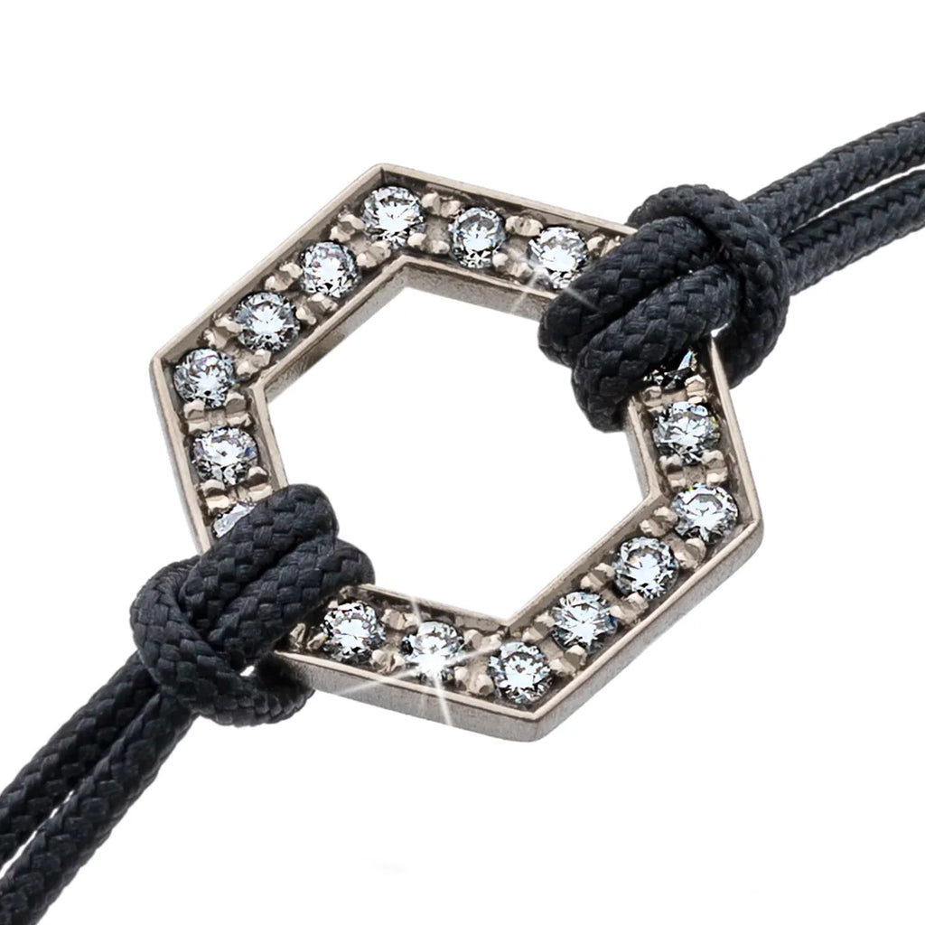 b.yours IN SPARKLE BALANCE – Nahaufnahme Hexagon Diamant 750 Weißgold, Armband Schwarz
