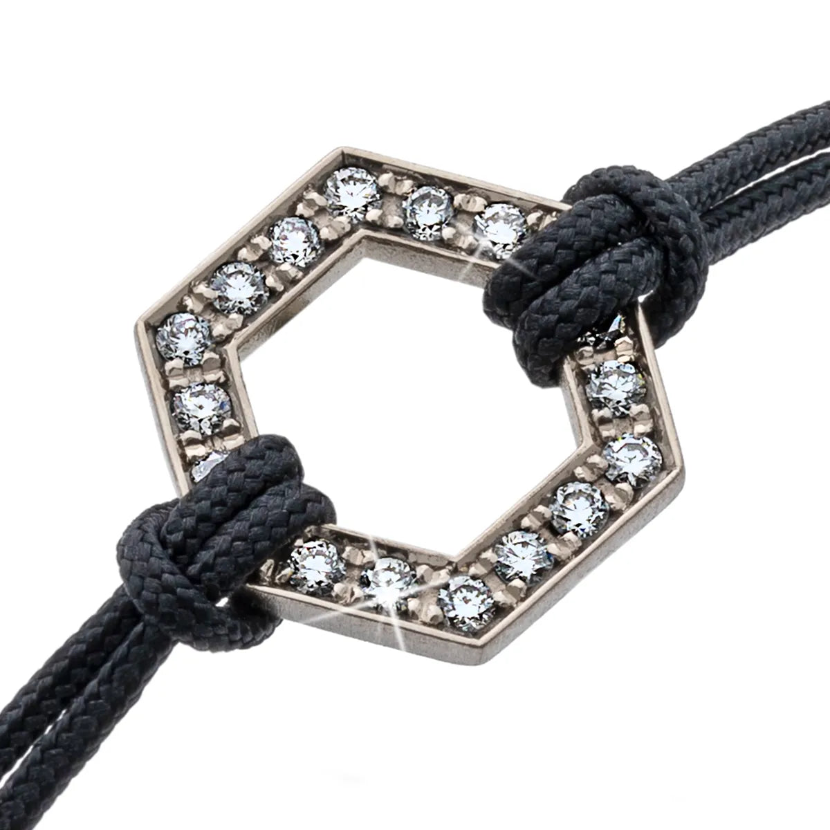 b.yours IN SPARKLE BALANCE – Nahaufnahme Hexagon Diamant 750 Weißgold, Armband Schwarz
