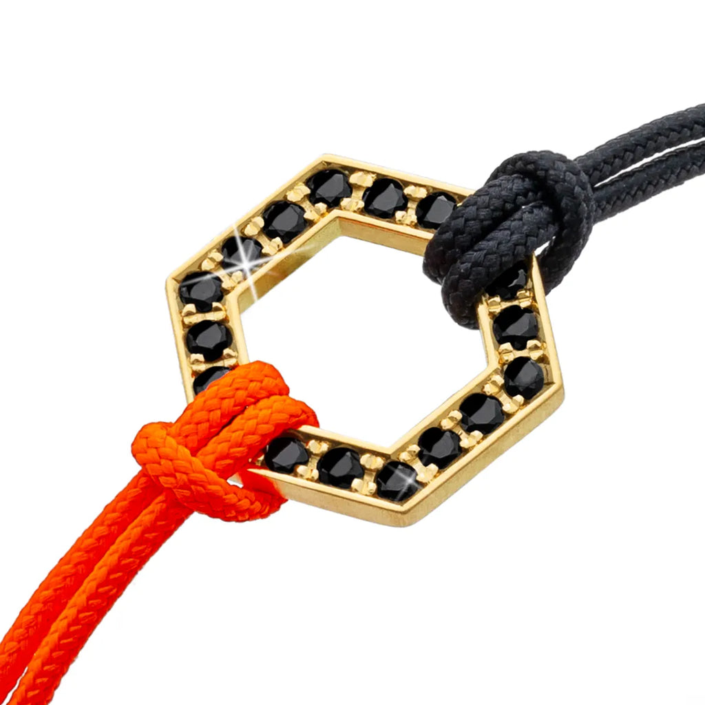 b.yours IN SPARKLE BALANCE – Nahaufnahme Hexagon Diamant, Nylonarmband Schwarz