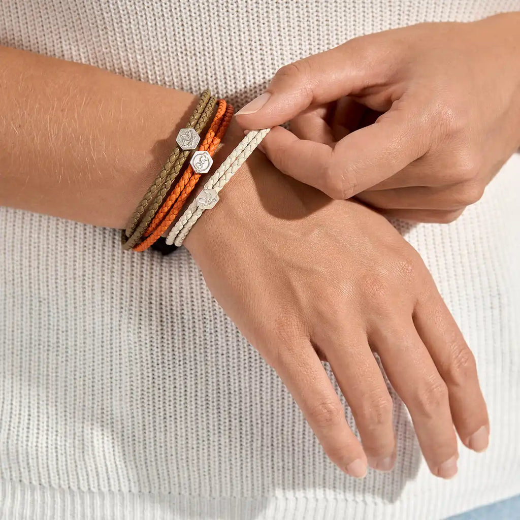 b.yours IN YOU Lederarmband Om – am Handgelenk getragen, 925 Silber, Unisex