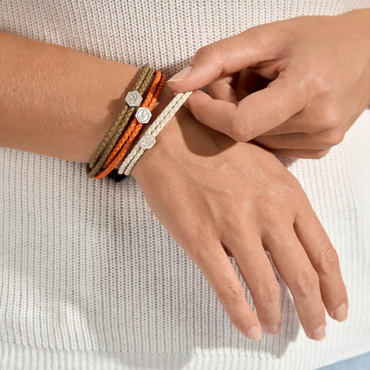 b.yours IN YOU Lederarmband Om – am Handgelenk getragen, 925 Silber, Unisex