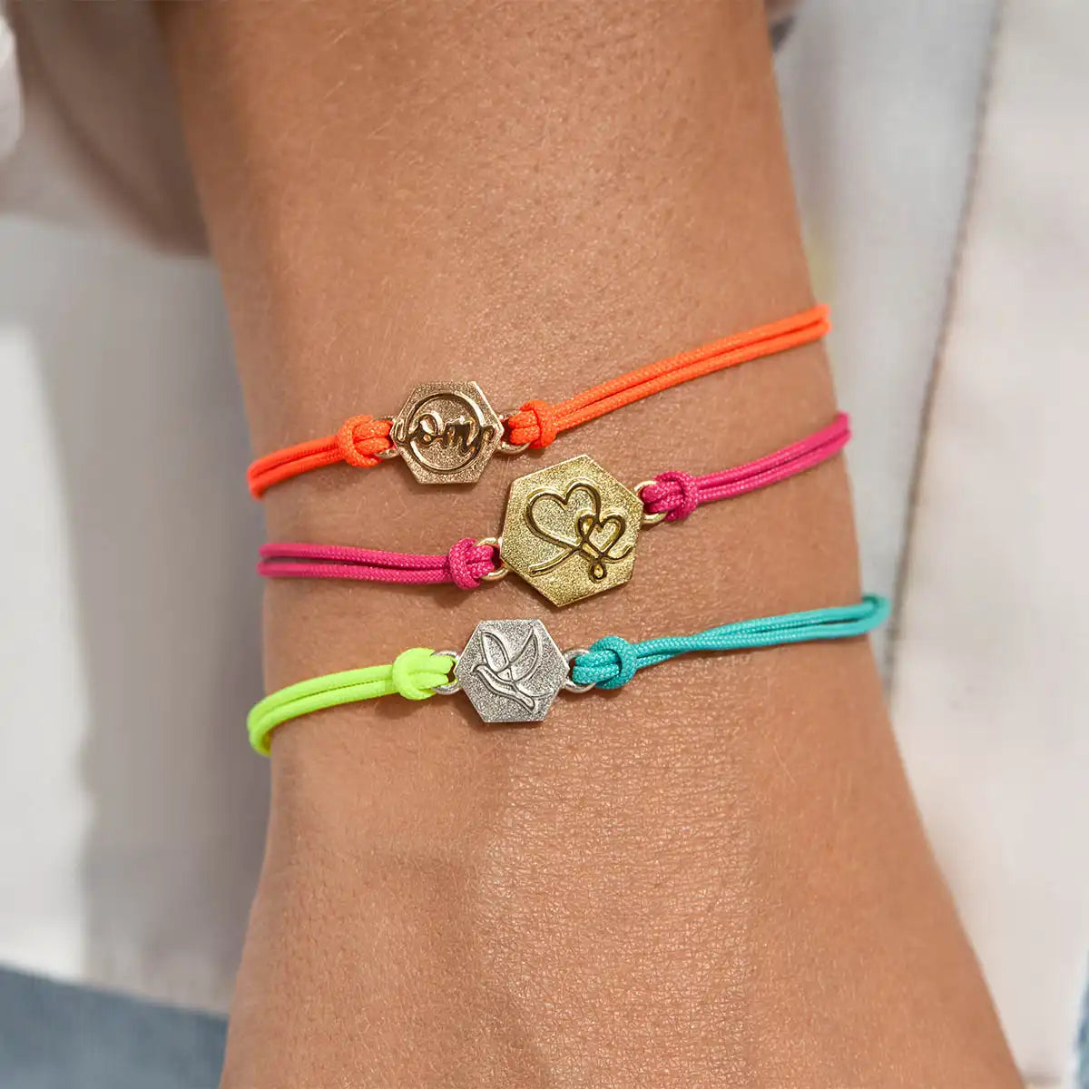 IN_YOU_Armband_Leuchtfarben_1R9A9027-1200x1200.webp