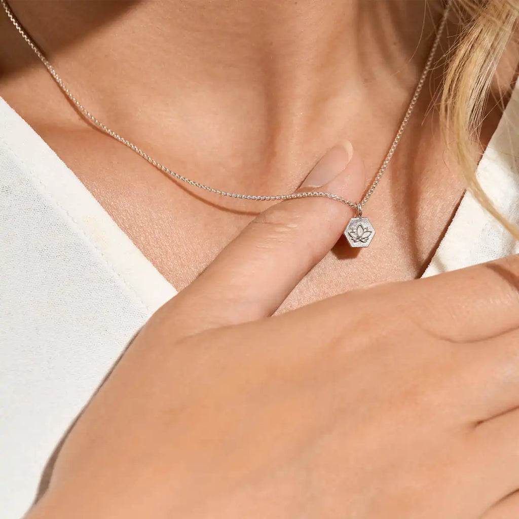 b.yours IN YOU Kette Lotus – 750 Gelbgold, Damen (2)
